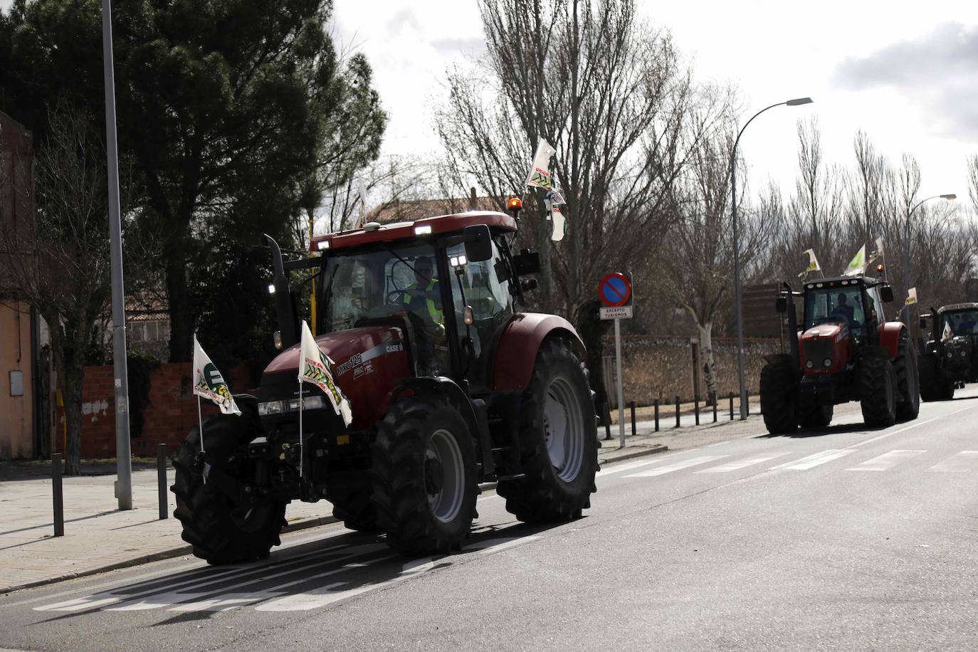 Así ha sido la llegada de los tractoristas a Peñafiel tras las protestas en Madrid