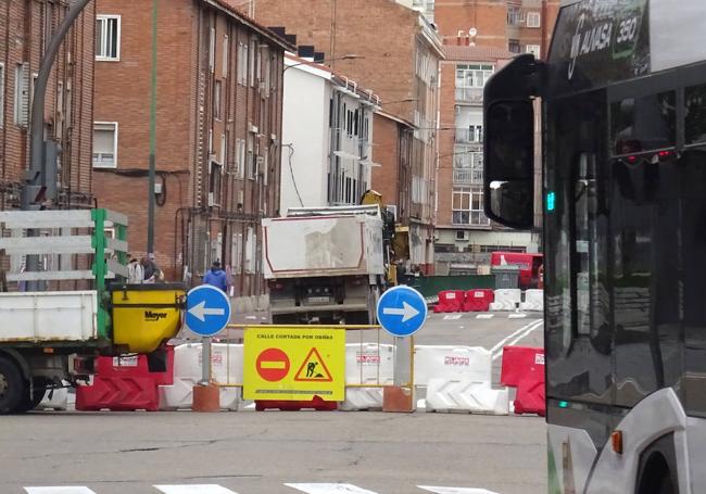 Un autobús circula por Villabáñez ante el corte del túnel de Vadillos desde el cruce con Cigüeña.