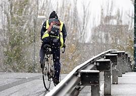 Ciclista bajo la nieve.