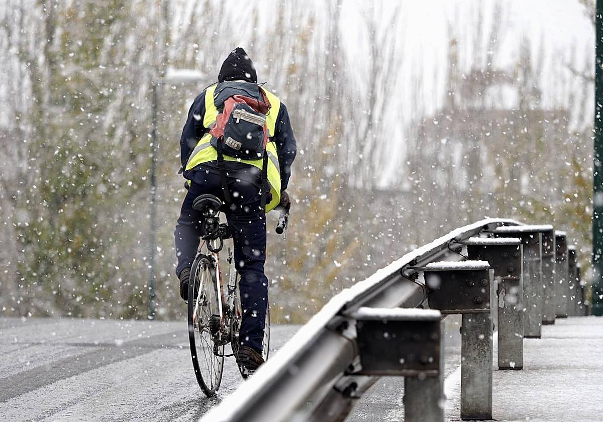 Ciclista bajo la nieve.