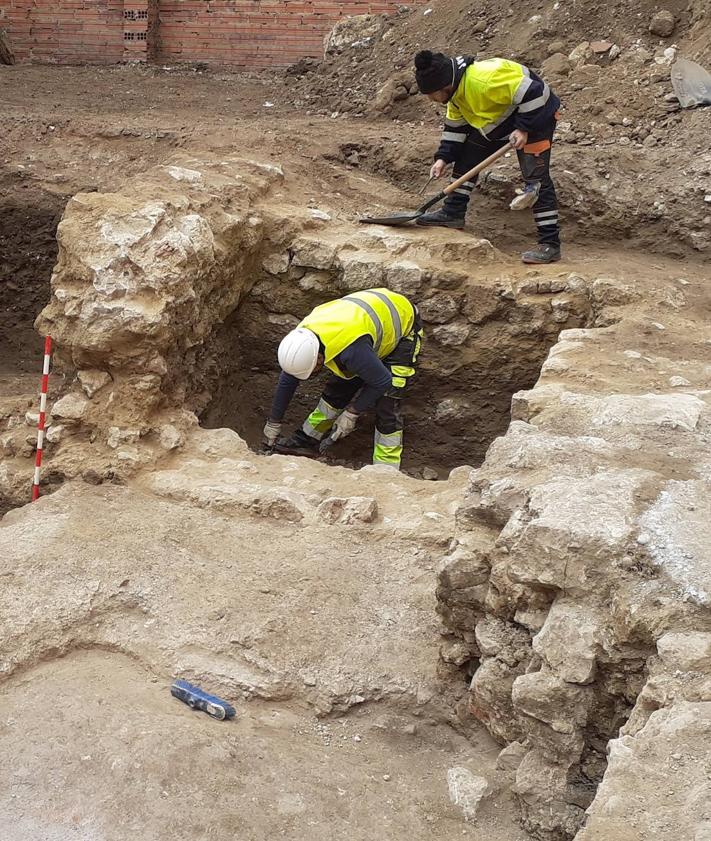 Imagen secundaria 2 - Hogar sobre suelo terrero de la ocupación romana, cerámica terra sigillata y trabajos de excavación.