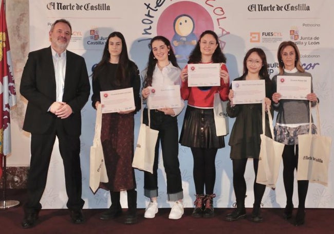 Ángel Ortiz, director de El Norte de Castilla, entregó sus premios a las chicas de Diario Hoy.