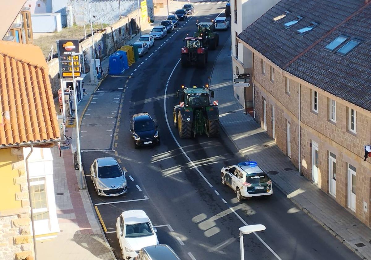 Los tractores, escoltados por la Guardia Civil, recorren este viernes las calles de Aguilar.