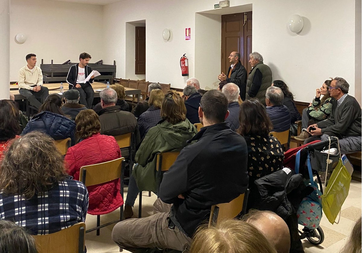 Reunión en el salón de actos del Ayuntamiento de Matilla de los Caños.