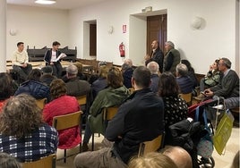 Reunión en el salón de actos del Ayuntamiento de Matilla de los Caños.