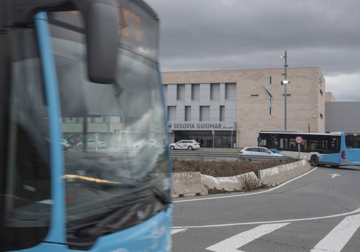 Autobuses urbanos en la estación Segovia-Guiomar.