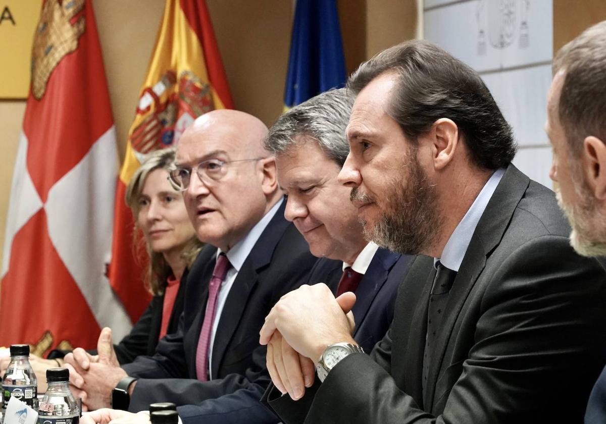 Óscar Puente, José Antonio Santano y Jesús Julio Carnero, durante el Consejo de Administración de la Sociedad Valladolid Alta Velocidad.