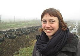 Nazareth Aparicio, fotografiada en Roa en una cruda mañana de este invierno en su explotación de lombrices californianas para producir humus.