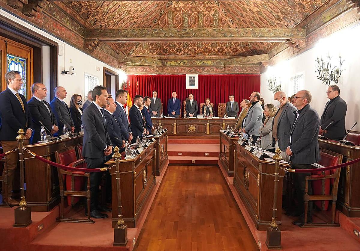 Minuto de silencio por los fallecidos en el incendio de Valencia, en el pleno de la Diputación de Valladolid de este viernes.