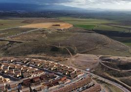 Terreno próximo al casco urbano de Bernuy de Porreros donde se desarrolla el polígono Los Hitales.