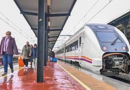 Imagen de archivo de usuarios en la estación de trenes Campo Grande de Valladolid.