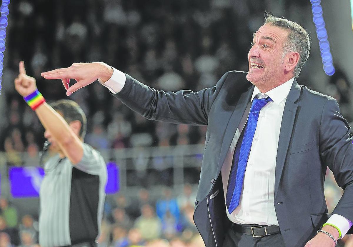 El técnico del Zunder Palencia, Luis Guil, da instrucciones durante el partido ante el Gran Canaria.