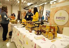 Uno de los puestos del Salón de la Miel, este sábado en el edificio Q-BO.