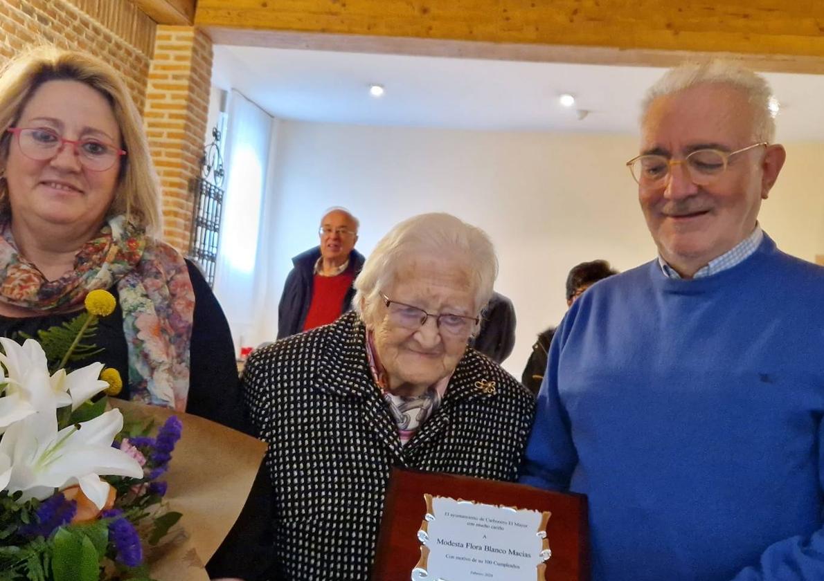 Flora Blanco, con la placa conmemorativa del cumpleaños.