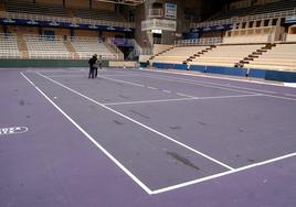 Instalación de la pista de tenis en Pisuerga que acogió el Máster nacional en el año 2005.