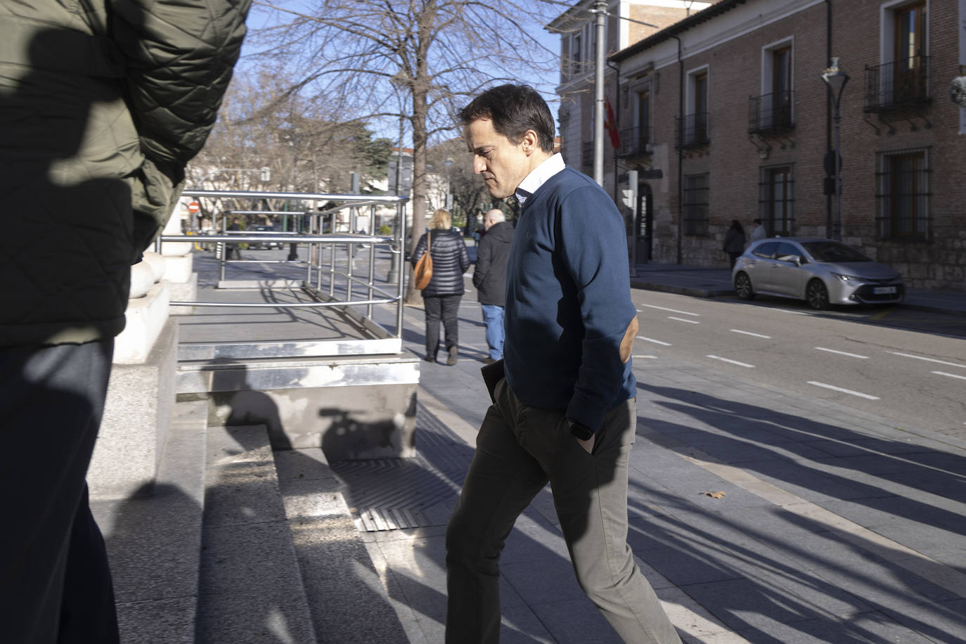 Francisco Armero, exdirector financiero de Gesturcal, (izquierda) llega a la primera sesión del juicio.