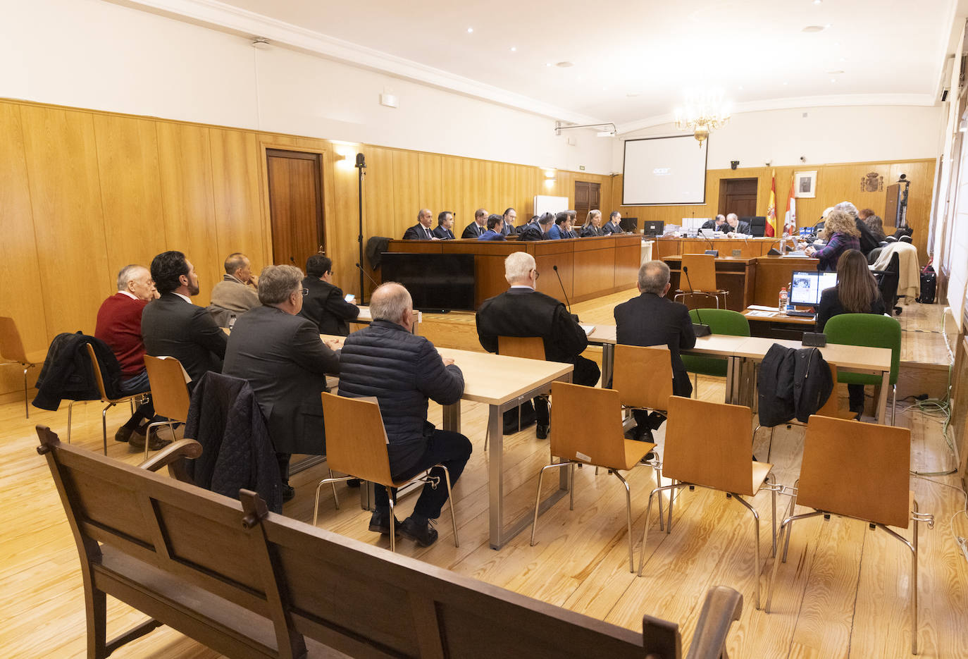 Sala de Vistas en la que se celebra el juicio, con acusados y letrados repartidos a izquierda, derecha y frente a los magistrados.