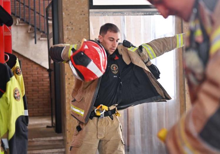 Un bombero preparándose para una salida.