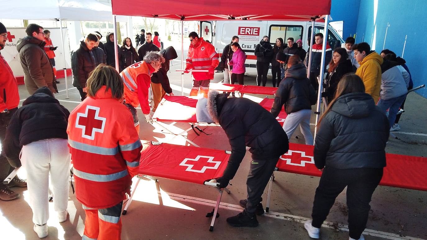 Alumnos del IES Julián Marías desarrollan un simulacro de evacuación por la explosión y derrumbe de un hospital