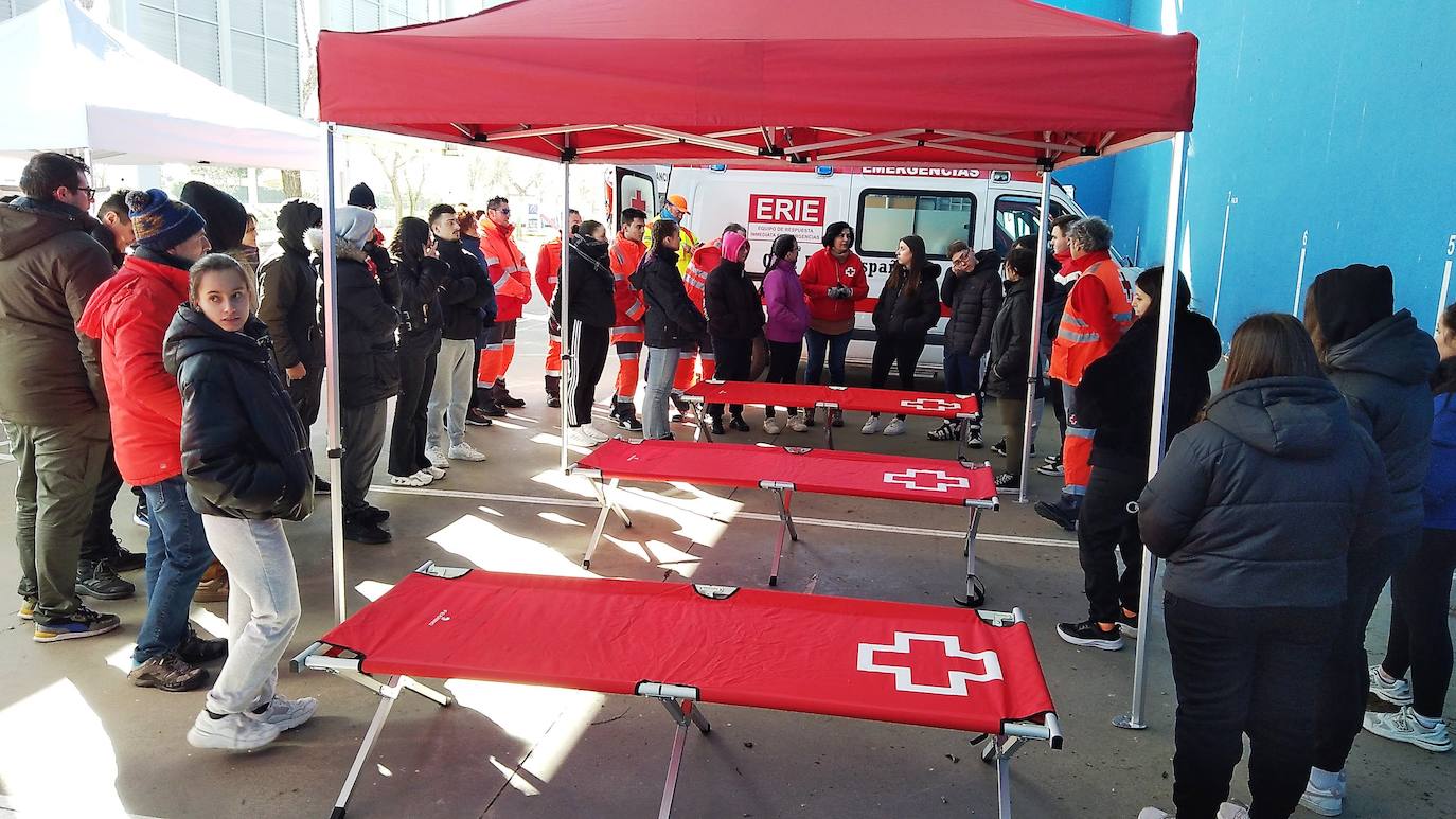 Alumnos del IES Julián Marías desarrollan un simulacro de evacuación por la explosión y derrumbe de un hospital