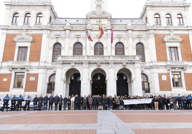 Instituciones y allegados de la familia, durante el minuto de silencio.