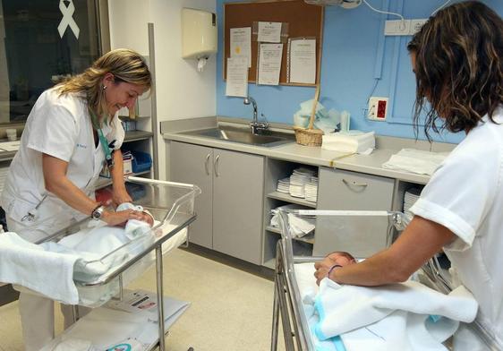 Profesionales del servicio de Obstetricia y Ginecología atienden a unos recién nacidos en el Hospital de Segovia.