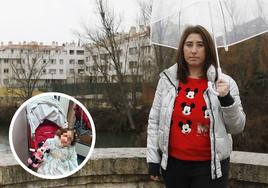 Paloma Alonso y su hija de 3 años sentada en la sillita que le han robado.