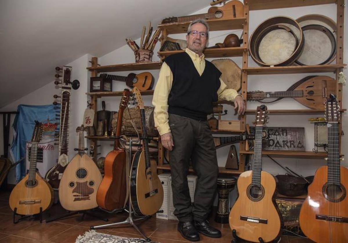 Eliseo Parra, con sus instrumentos.