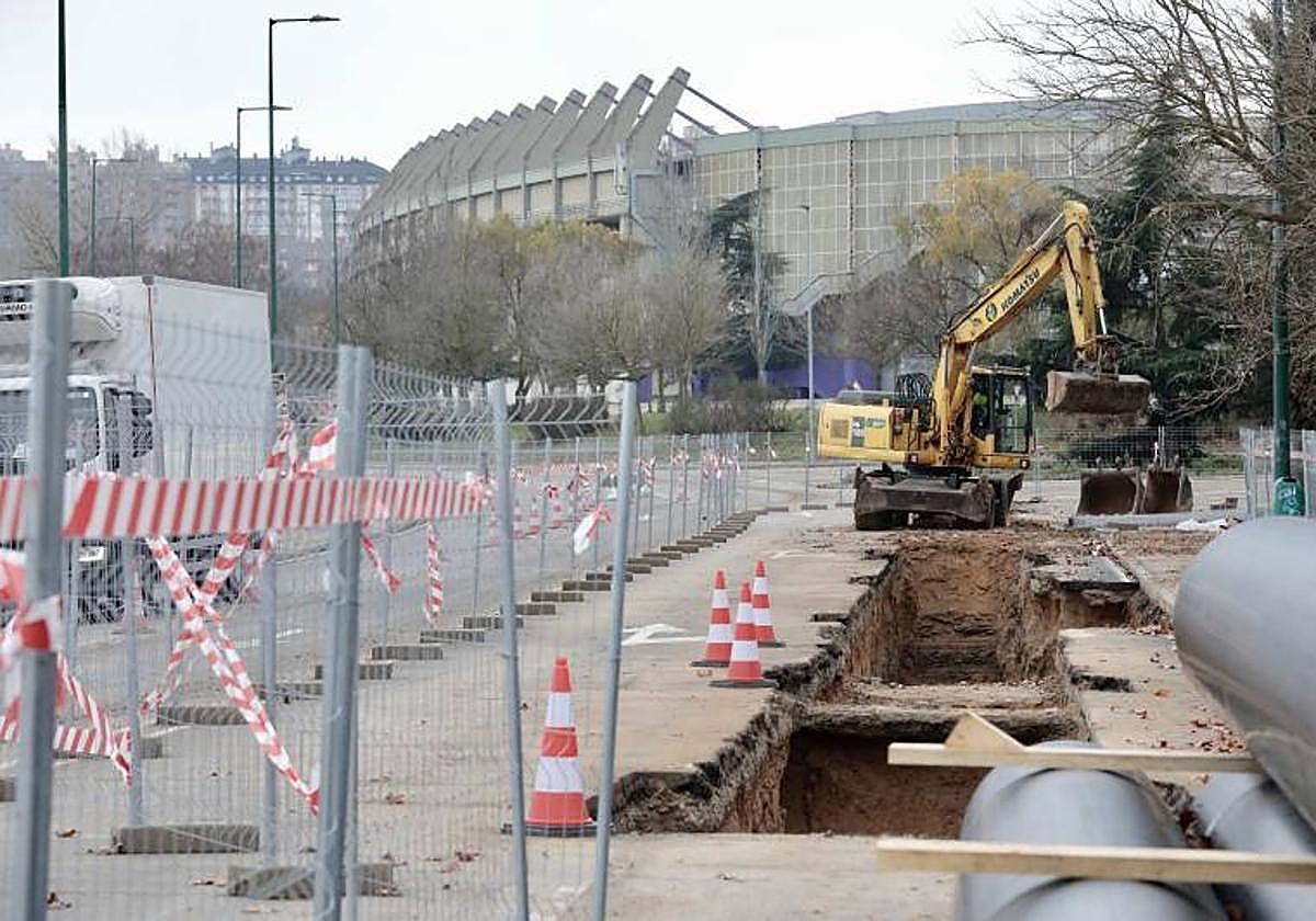 Zanjas por las obras de la red de calor en la Avenida Mundial 82.