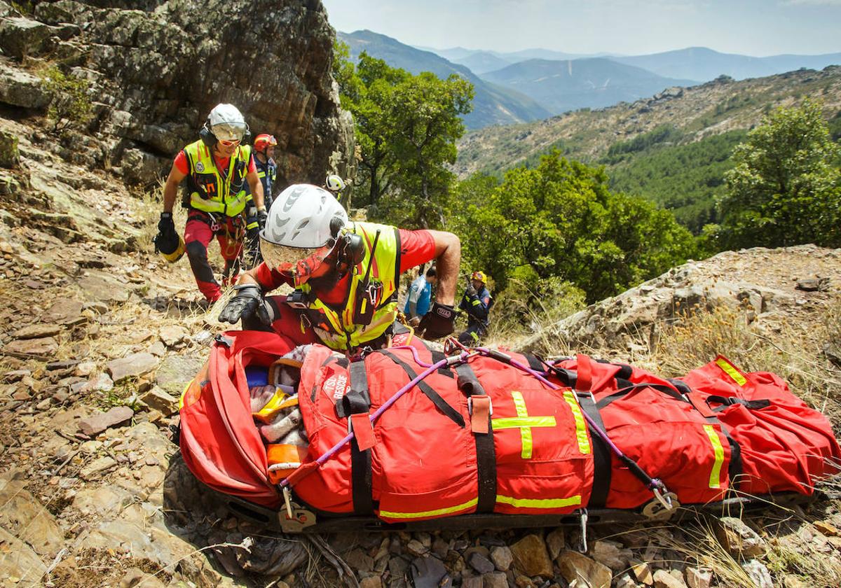 Disponer de un enfermero rescatador en el equipo de rescate permite estabilizar al herido antes de izarlo al helicoptero