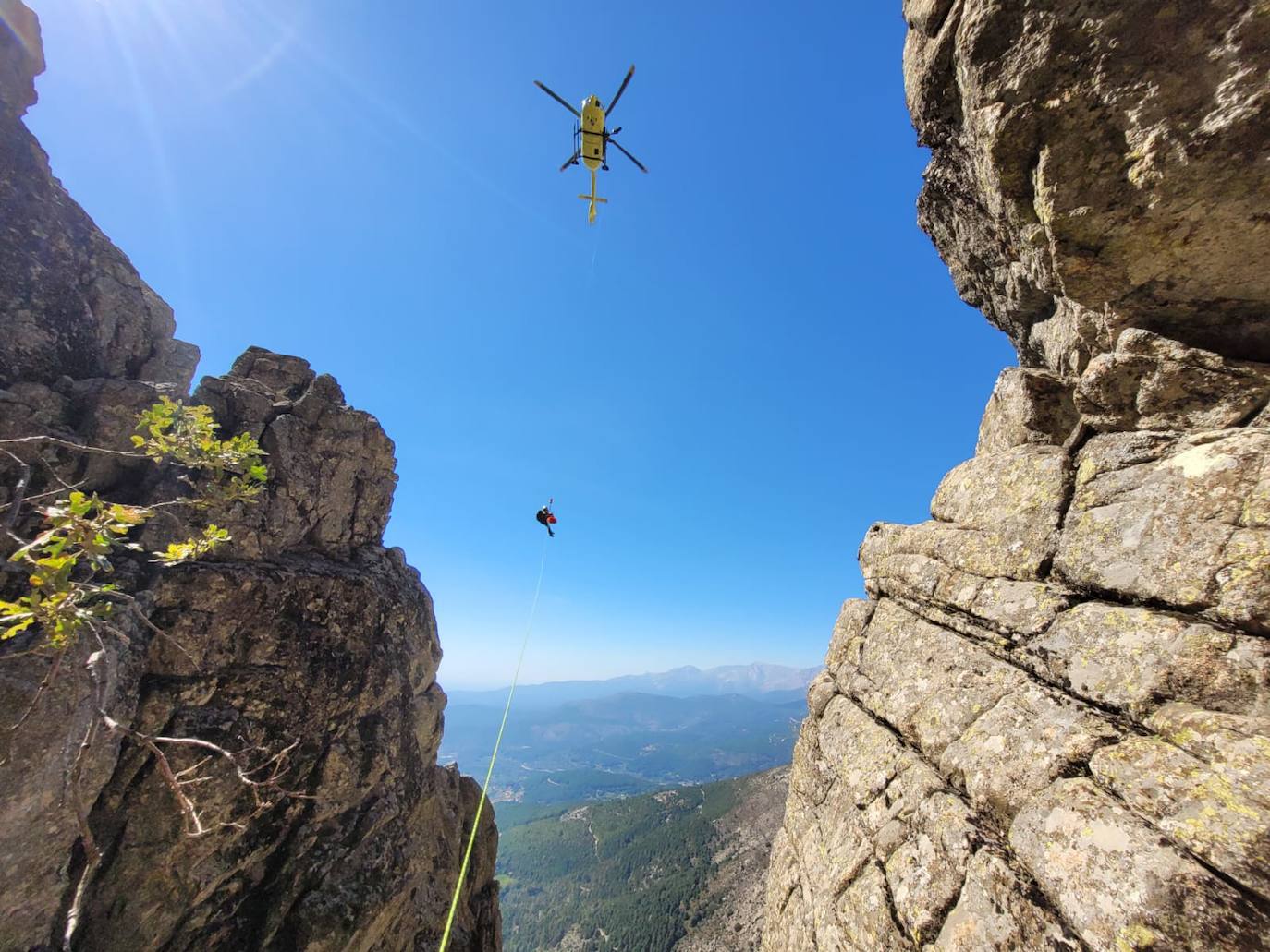 Helicóptero durante una maniobra de rescate en Gredos