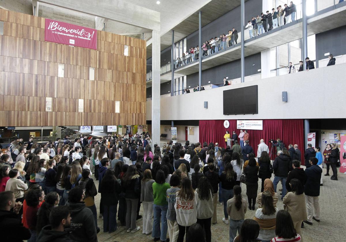 Minuto de silencio por Sergio Delgado, ayer, en el campus María Zambrano de Segovia, donde fue alumno.