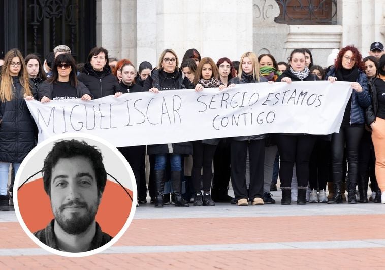 Allegados de Sergio Delgado en el minuto de silencio en la Plaza Mayor. En detalle, el joven vallisoletano fallecido en Burgos.