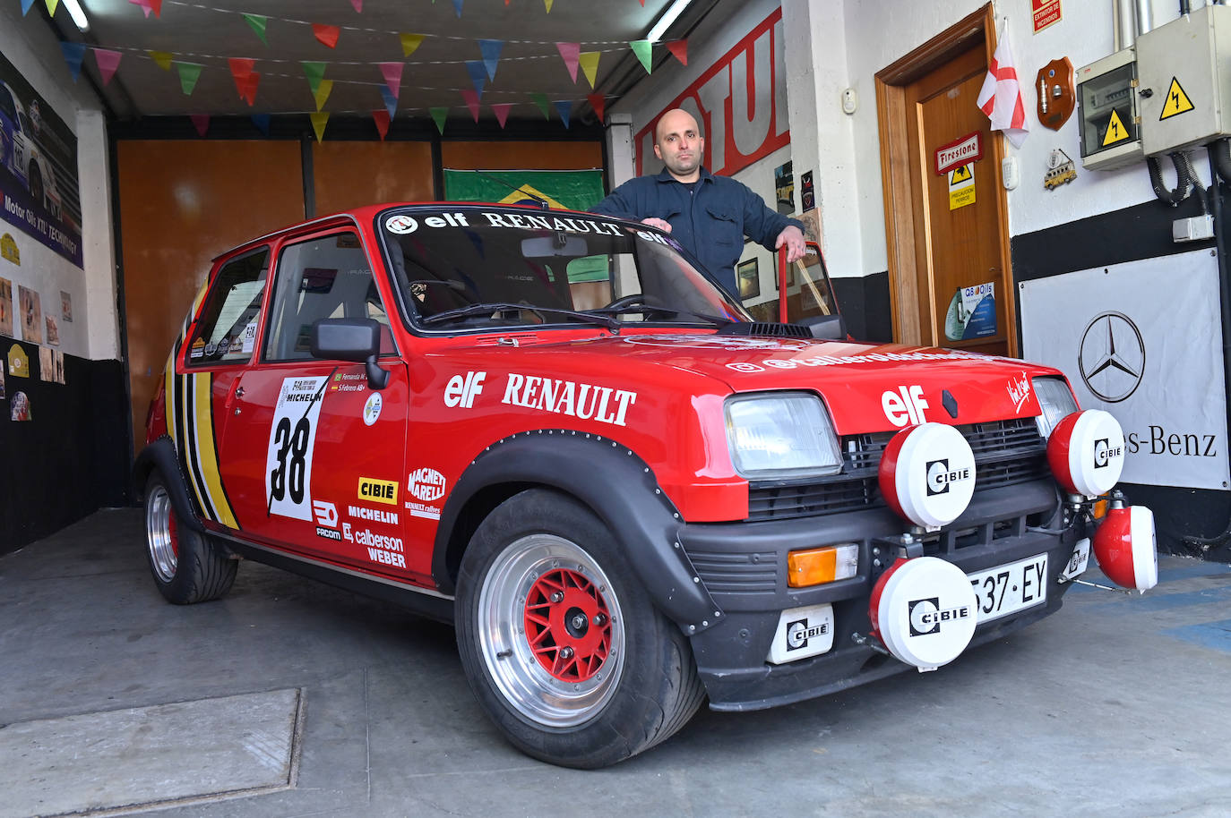 Samuel Febrero, en su taller Old School Garaje, donde restaura vehículos clásicos, con un Renault 5 Grupo 2.