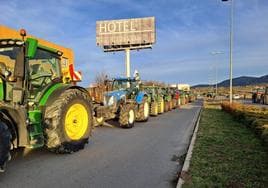 Tractores movilizados por UCCL el pasado día 20 en El Espinar, en su marcha hacia Madrid.