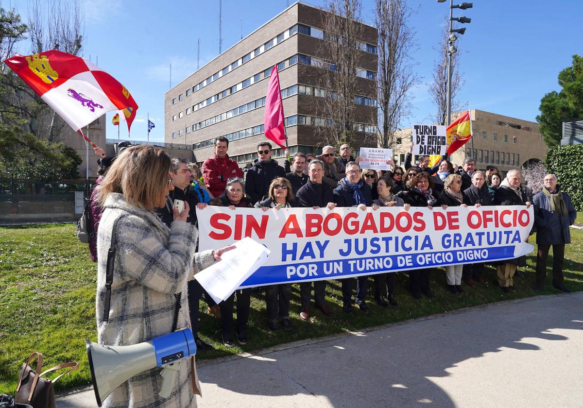 Concentración de los letrados del turno de oficio, este martes en Valladolid.