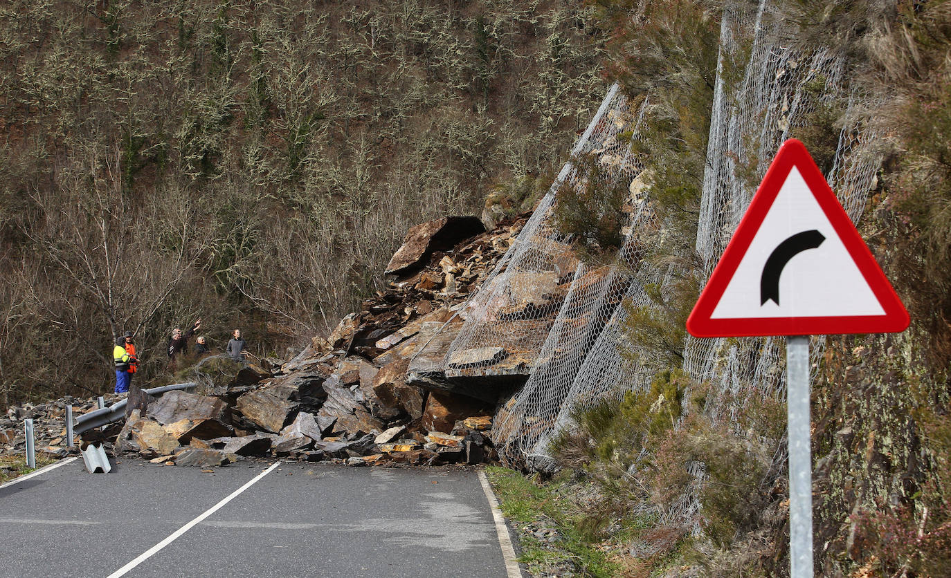 Derrumbe en la carretera de acceso a la localidad de Fornela (León)