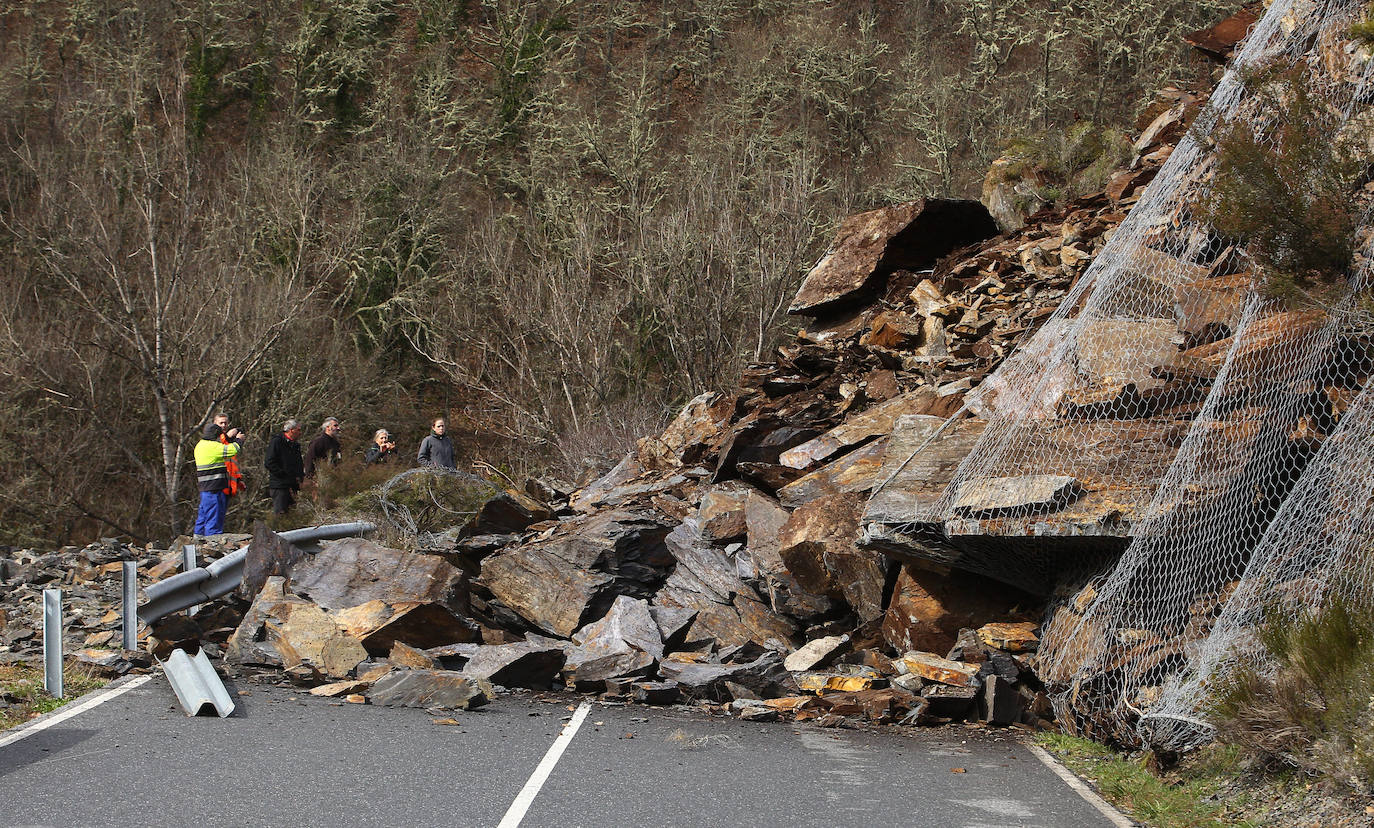 Derrumbe en la carretera de acceso a la localidad de Fornela (León)