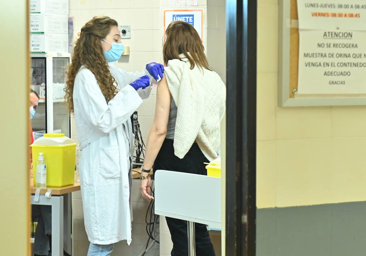 Una enfermera vacuna con la antigripal en el centro de salud Arturo Eyries de Valladolid.