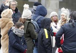 Un grupo de visitantes muy abrigados este martes por la mañana en Segovia.