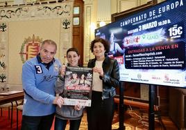 La boxeadora vallisoletana, Isa Rivero, posa con el cartel de la velada, junto a el presidente de Face Off Boxing Club, Julio López, y la concejala de Deportes, Mayte Martínez.