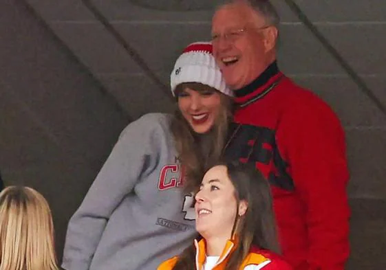 Taylor Swift junto a su padre en la Super Bowl.