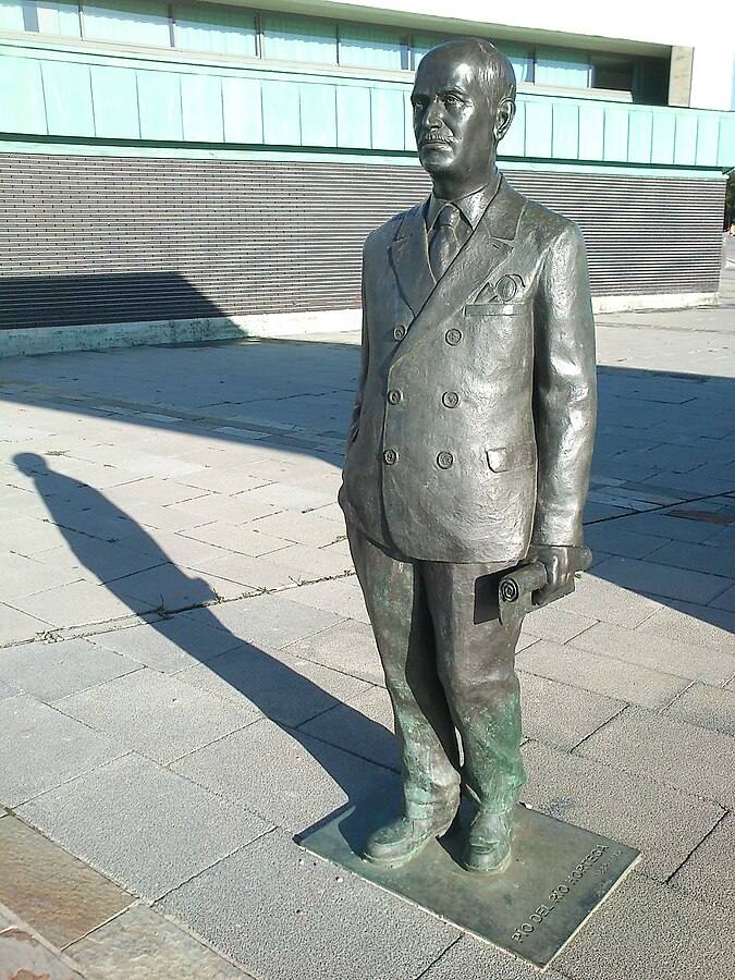 Estatua en honor a Pío del Río Hortega, del escultor Luis Santiago Pardo.