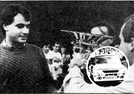 Carlos Sainz, en la Plaza Mayor de Valladolid, recibe el premio tras ganar el rally 'San Mateo'