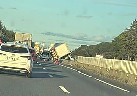 El camión, parcialmente volcado en el kilómetro 47 de la autovía.