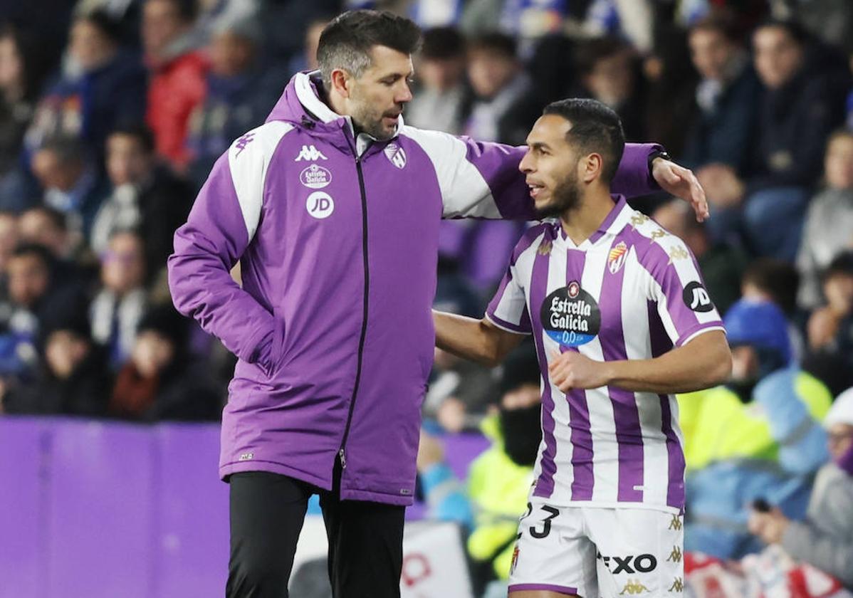 Pezzolano da instrucciones a Anuar antes de saltar al campo en sustitución de Amath.