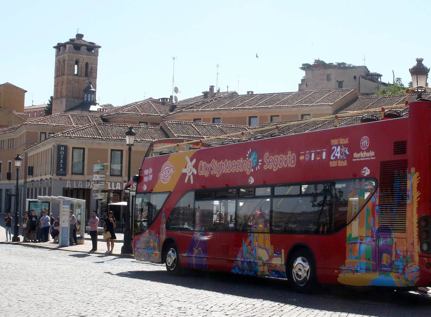 Uno de los autobuses turísticos de Segovia, en la plaza de Artillería.