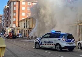 Vehículo que ha ardido en la calle San Antonio.