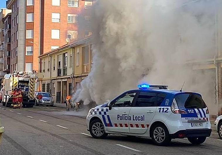 Vehículo que ha ardido en la calle San Antonio.