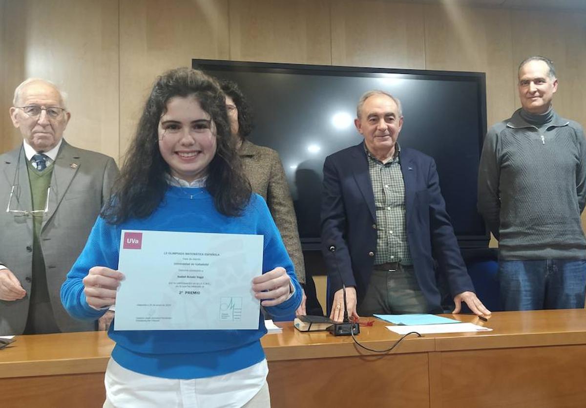 Isabel Arnaiz posa con el diploma que acredita su participación en la olimpiada nacional matemática.